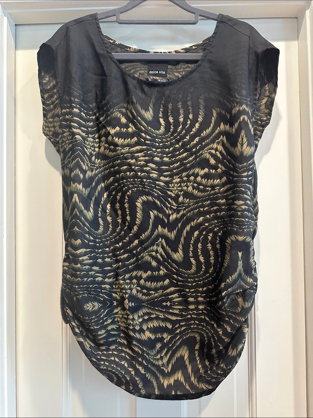 dolce vita Black & Gold Patterned Short Sleeve Blouse
